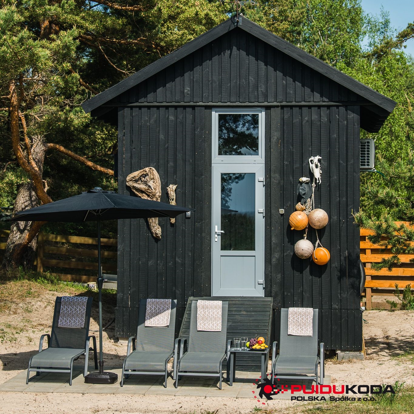 Czarny domek ogrodowy